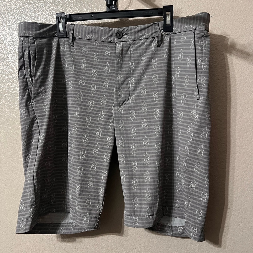 Men’s Tommy Bahama SZ 40. Piña party hybrid shorts.